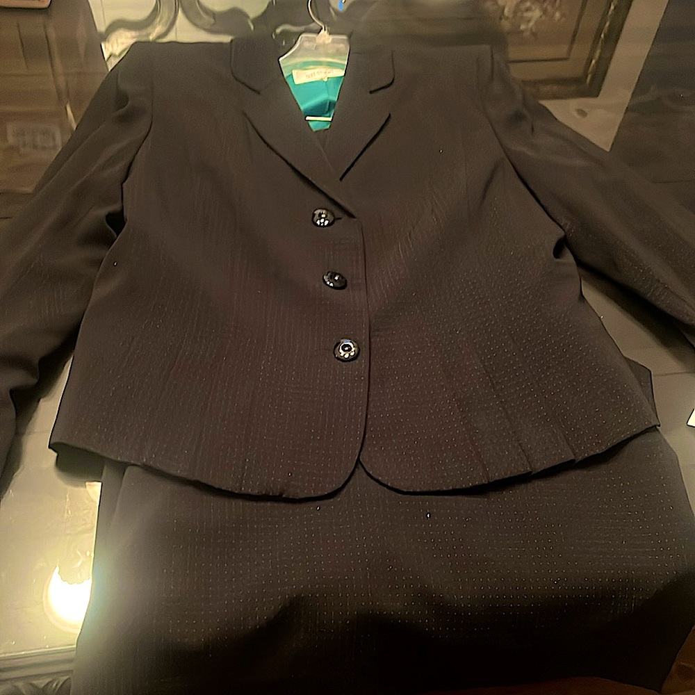 Beautiful black suit with green dot accent.